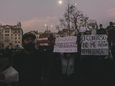Incrustación eficiente con conciencia de restricciones en enrutamiento neuronal