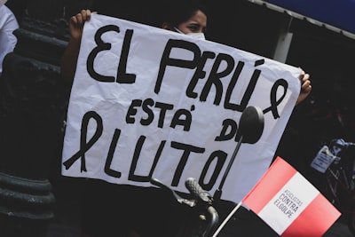 Minimización de arrepentimiento contrafactual paralelizada