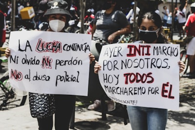 Más garantías en inferencia variacional con simetrías