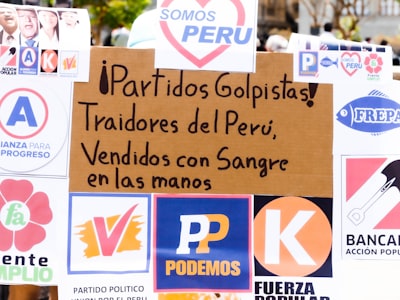 Adaptadores por pérdida para el conflicto de gradientes en PINNs