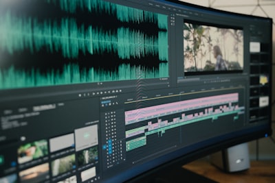 Modelado de temas tri-modal para videos largos con fusión por similitud