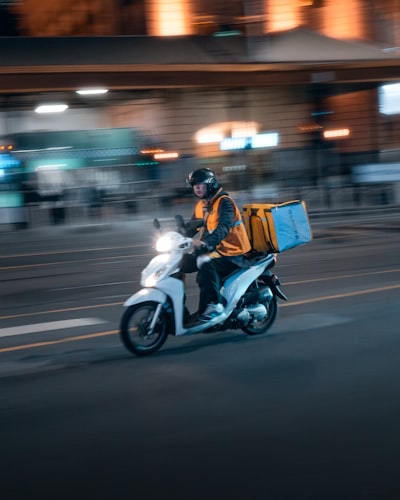 Cómo DoorDash ajusta pesos de despacho usando RL con señales retrasadas