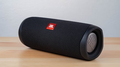 Aprovecha descuentos en altavoces Marshall, Bose y más