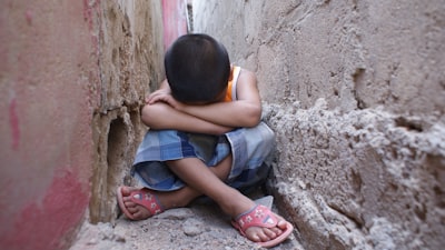 33 años de cárcel para sextorsionista que atacó a 145 niños