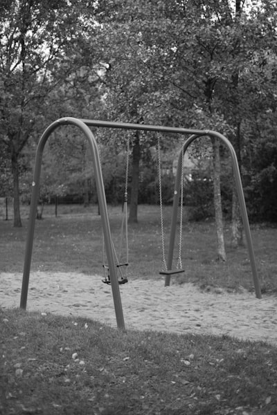 SWING: Desbloqueando representaciones implícitas de grafos para características aleatorias