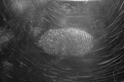 Detección de defectos en sección transversal con orquestación de LLM