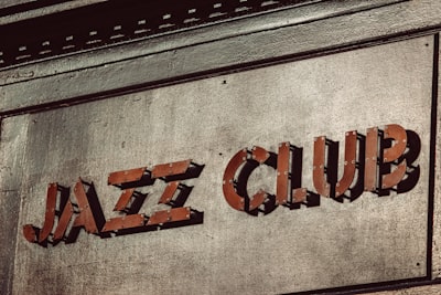 Mejora del reconocimiento de jazz con embeddings preentrenados