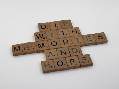 Algoritmos y referencias para tomar decisiones con memoria imperfecta