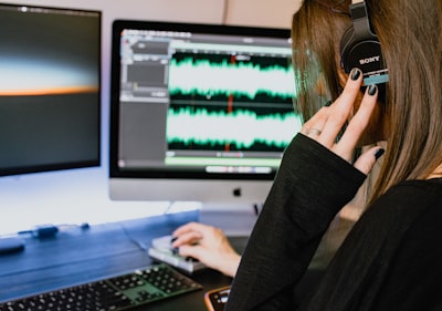 Reduce alucinaciones en modelos de audio con perturbaciones adaptativas