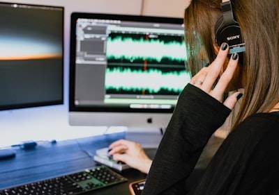 EDICIÓN DE ATRIBUTOS AUDITIVOS EN MODELOS DE LENGUAJE DE AUDIO