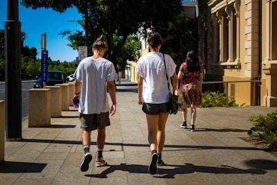 Adolescentes australianos buscan revocar prohibición de redes sociales