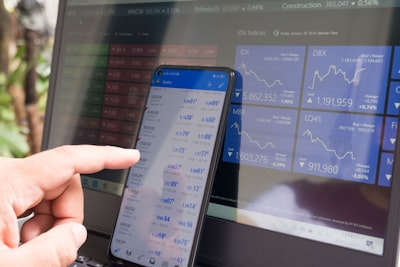 Mejora predictiva del mercado con embeddings FinBERT y redes siamesas
