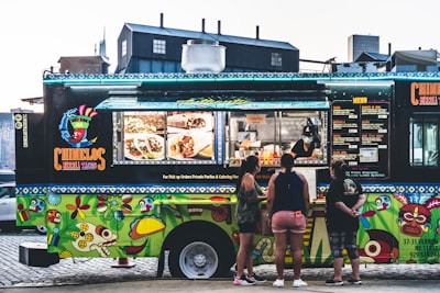 Capacita a tu equipo de food trucks en normativa de inocuidad alimentaria sin estrés
