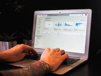 ¿Cómo se asegura la precisión de los datos en el software web personalizado para empresas?