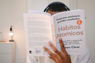 Grafos de conocimiento como supervisión intermedia para agentes autoevolutivos