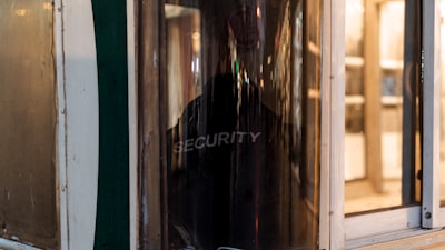 PRISM: el guardián semántico que neutraliza backdoors