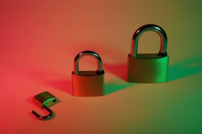 Barajar y Privacidad Diferencial Conjunta en Bandidos Contextuales
