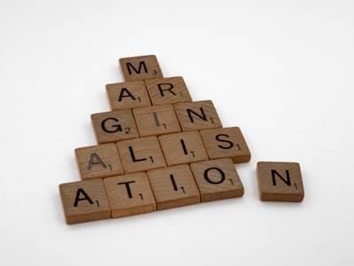 Mitigación de sesgos algorítmicos en análisis de sentimientos multilingüe
