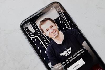 El YouTuber Marques Brownlee cierra app de fondos de pantalla para teléfonos