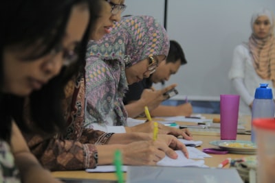 Integrando Equidad de Acción y Resultados en Decisiones