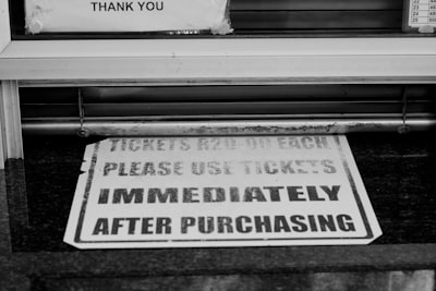 ¿Cómo la retroalimentación de los usuarios optimiza la automatización de la priorización de tickets por impacto?