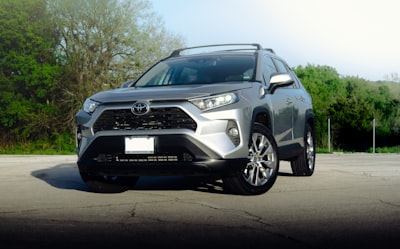 Comparativa entre el RAV4 híbrido y un SUV americano barato