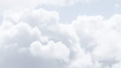 ¿Puede la evaluación de seguridad en la nube conectarse a bases de datos o APIs?