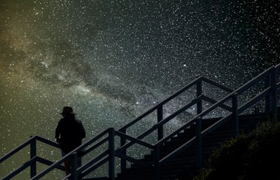 Rendimiento líder en Benchmark en astronomía: preguntas y respuestas con 70 mil millones de parámetros.