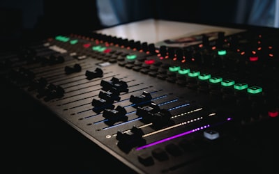 Cómo los LLMs personalizan la ecualización de audio según el oyente