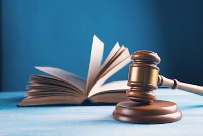 Estrategias para mitigar la sobre-alineación en tribunales penales