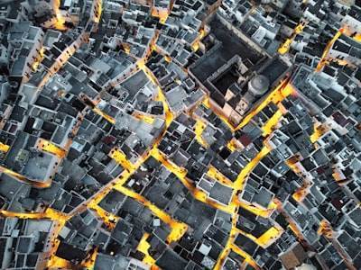 El titulo en inglés seria: "Skyfall-GS: Synthesizing immersive 3D urban scenes from satellite images"

La respuesta en h2 optimizada para SEO debería ser: "Sintetizando escenas urbanas inmersivas a pa
