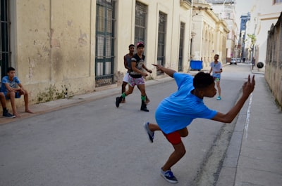 Joven genio malvado obliga a un hámster a correr en una rueda para sus artilugios