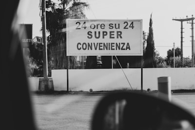 Auto-evolución orquestada por confianza contra retroalimentación incierta de LLM