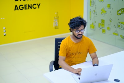 ¿Cómo funciona la AGENCIA de IA en la práctica?