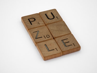 Solución automatizada a juegos de alcanzabilidad polinomiales de estado infinito