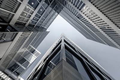 Comparación de arquitecturas de agentes de IA en 2025