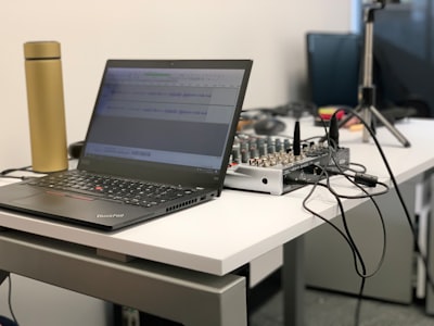 Construyendo un Asistente de Voz de IA Sin Conexión en una Laptop