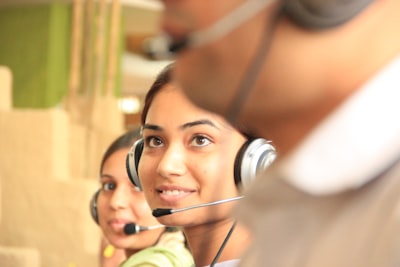 Guía de los principales expertos en voz AI para atención al cliente