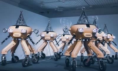 Robots NEO Serie 1X: Asistentes hogareños y gigantes industriales