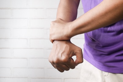 Cómo prevenir y aliviar la hinchazón de manos al hacer ejercicio