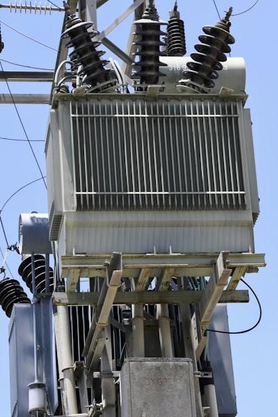 Representaciones de pila causales en transformers para lenguajes contadores