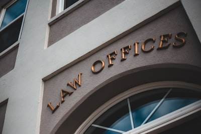 Seguro y confiable uso de la IA en las firmas de abogados: Cómo evitar violar las normas de confidencialidad de la ABA