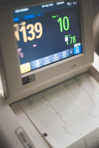 Alineación de ECG pediátrico y adulto para un diagnóstico robusto