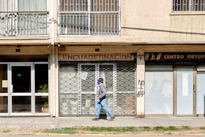 Mejorando la asignación de crédito para el aprendizaje por refuerzo con metas fuera de línea