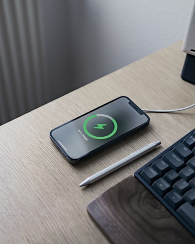 Por qué tu cargador sin cables gasta más energía de la que crees