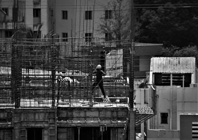 No incluyas abreviaciones.
No incluyas palabras como "el", "la" o "de".
Monolithic Architecture in Modern Software Development: Why It's Outdated