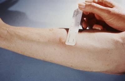Identificación del mejor brazo restringido con pruebas de viabilidad