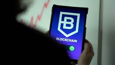 Gobierno del Reino Unido fomenta la implementación de la cadena de bloques en el sector financiero