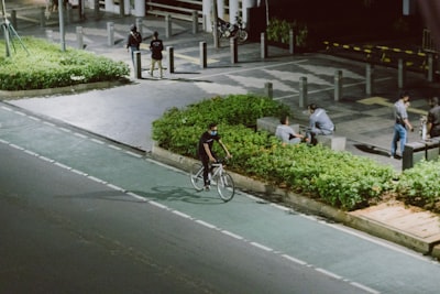 Interactuando de forma segura con ciclistas: alcance Hamilton-Jacobi y aprendizaje por refuerzo