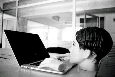 ¿Puedo personalizar la consultoría tecnológica y el desarrollo de software para satisfacer mis necesidades comerciales específicas?
